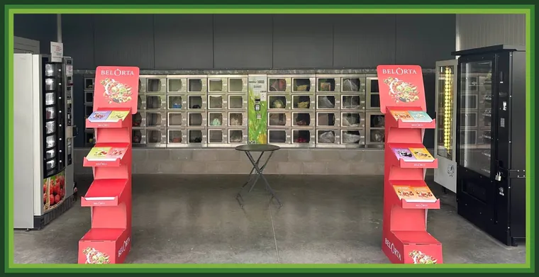 Binnenkant van de groentenautomaat in Londerzeel, met een wand vol vakjes