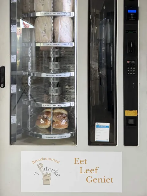 Broodautomaat van 't Pateeke met groot lang wit, multiduvel, lang grof en sandwiches in draaiende vakjes