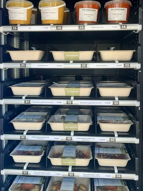 Maaltijdautomaat met potten soep en spaghettisaus en schaaltjes lasagne en andere gerechten van Foodgezind